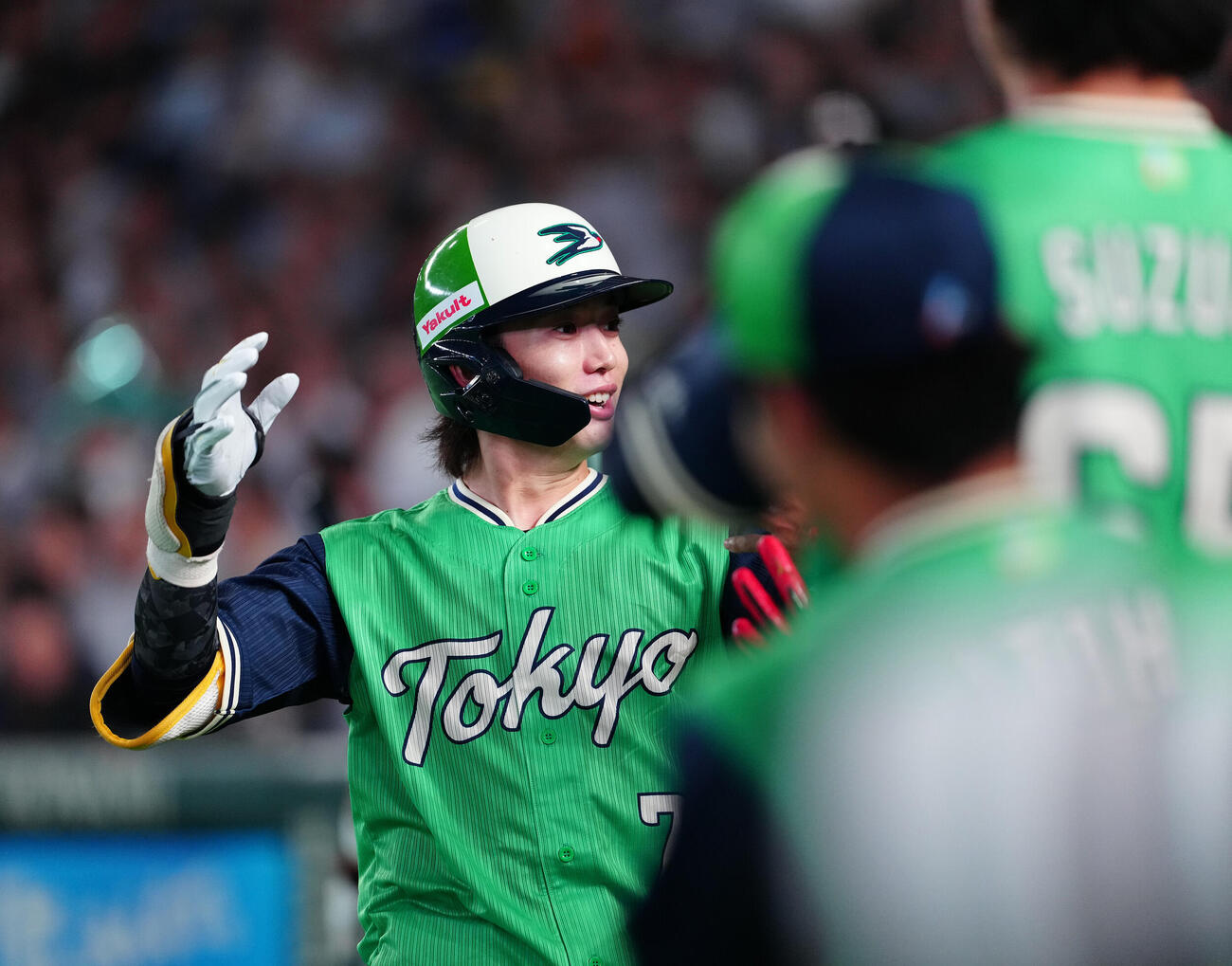 巨人対ヤクルト　7回表ヤクルト2死、先制のソロ本塁打を放った長岡秀樹はベンチ前で笑顔（撮影・鈴木みどり）