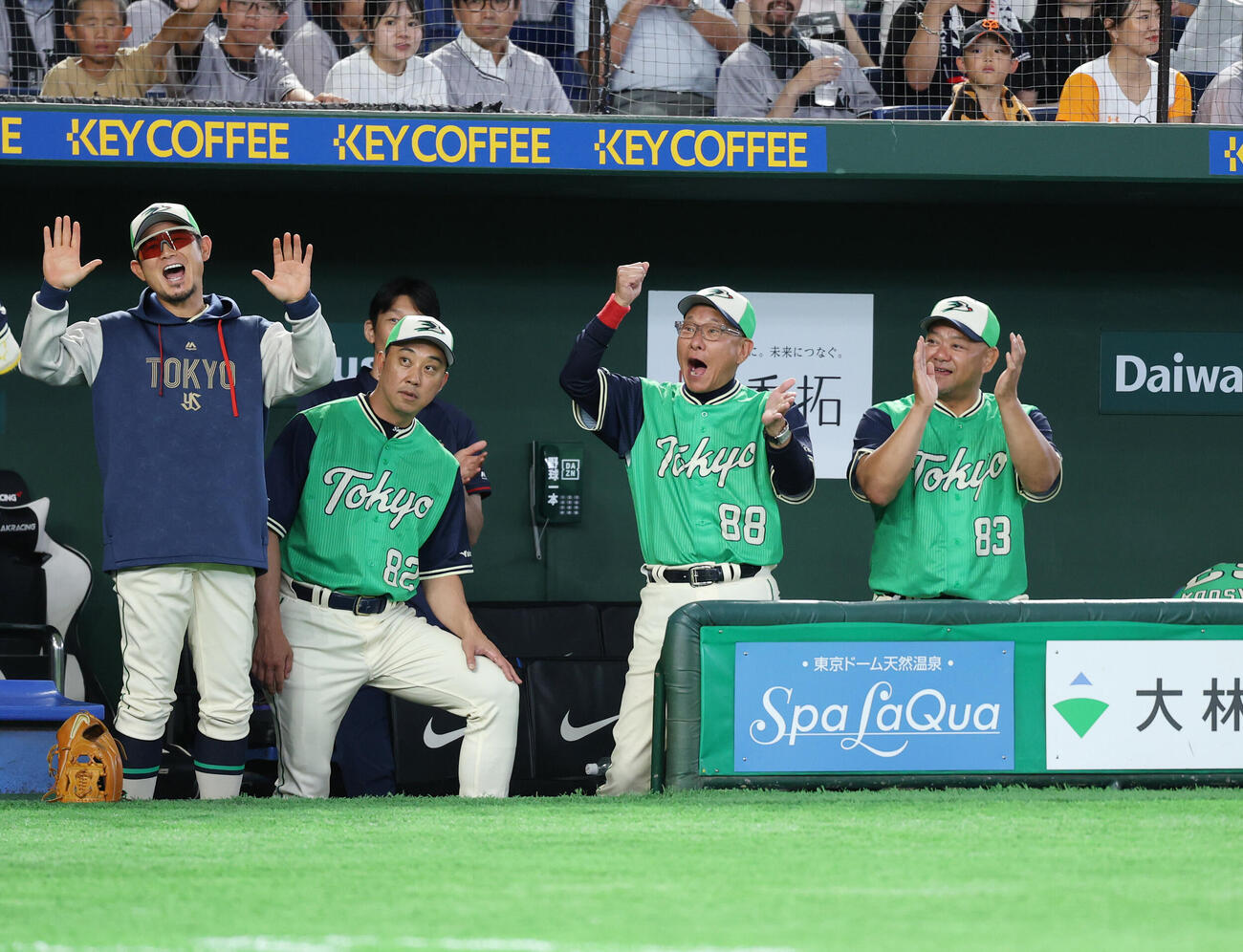 巨人対ヤクルト　7回表ヤクルト2死、本塁打を放ち生還した長岡秀樹を笑顔で出迎える池山隆寛監督（右から2人目）（撮影・増田悦実）