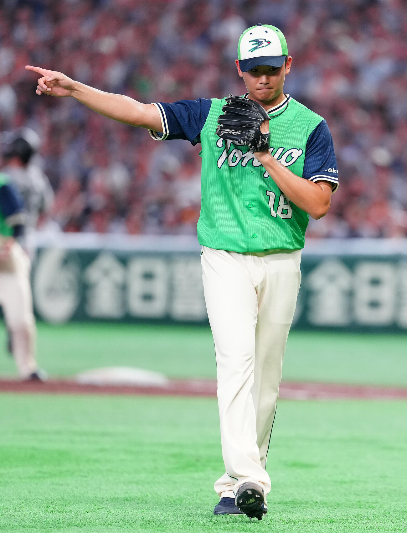 巨人対ヤクルト　5回裏巨人2死一塁、小浜佑斗を三ゴロに仕留め、指をさす奥川恭伸（撮影・鈴木みどり）