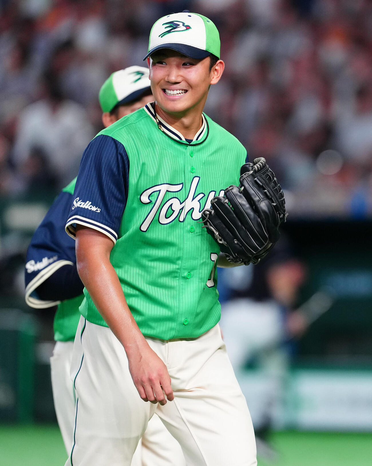 巨人対ヤクルト　5回裏を終え、笑顔でベンチへ戻るヤクルト奥川恭伸（撮影・鈴木みどり）