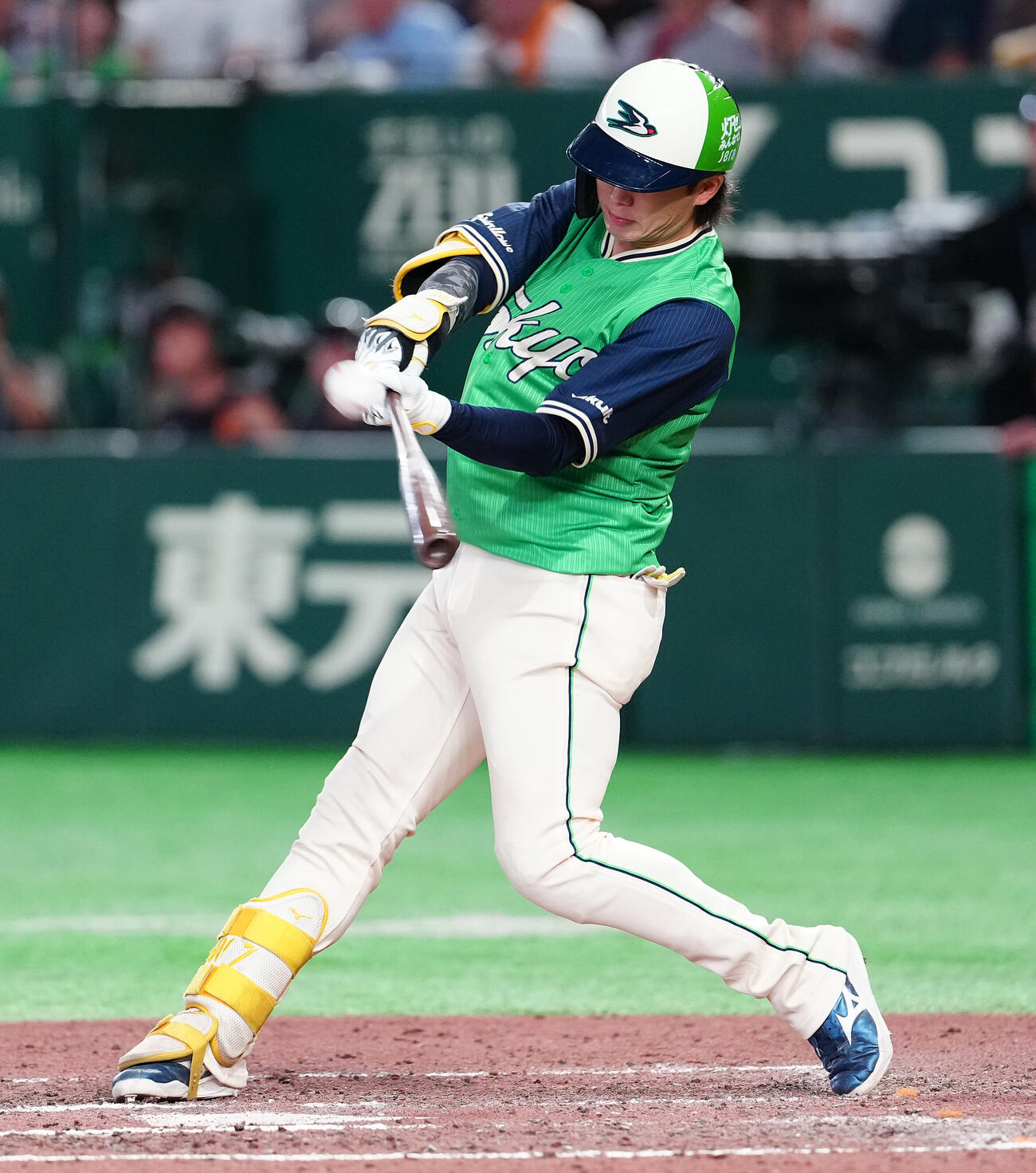 巨人対ヤクルト　7回表ヤクルト2死、先制のソロ本塁打を放つ長岡秀樹（撮影・鈴木みどり）