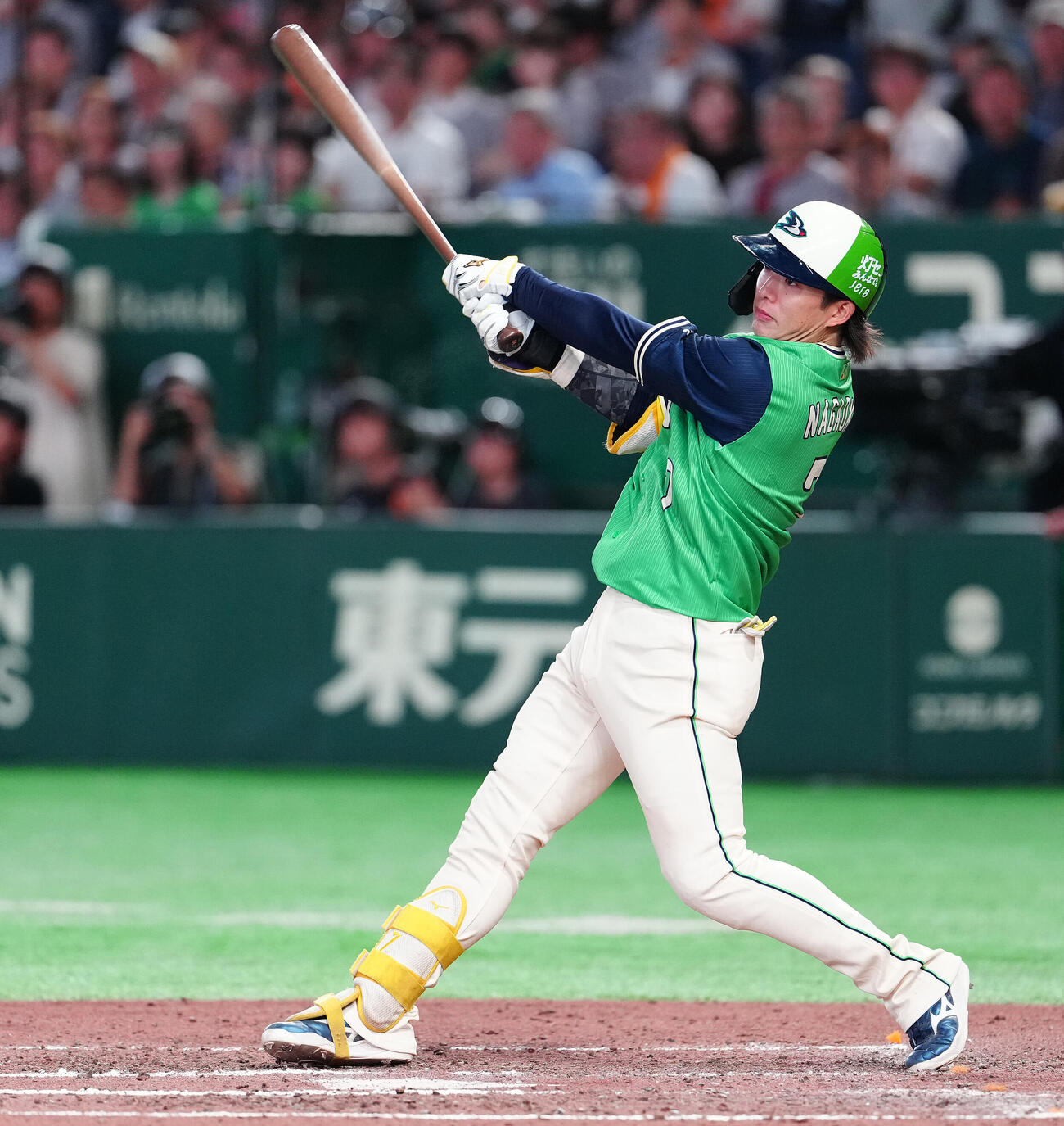 巨人対ヤクルト　7回表ヤクルト2死、先制のソロ本塁打を放つ長岡秀樹（撮影・鈴木みどり）
