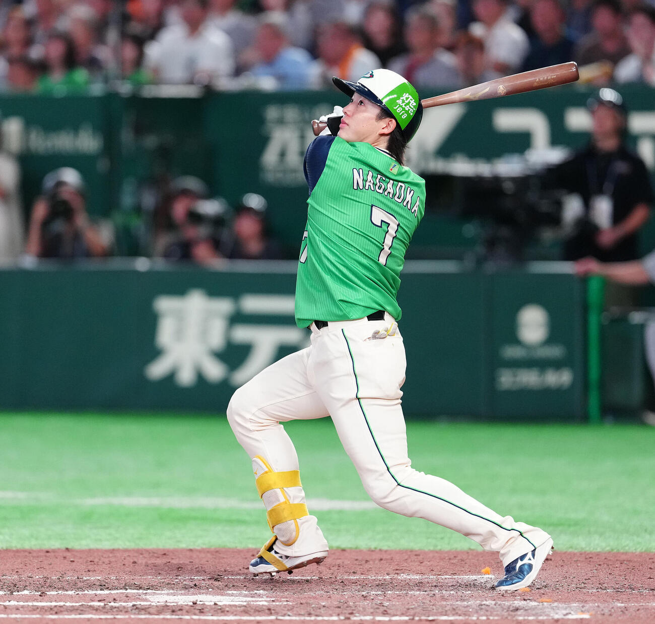 巨人対ヤクルト　7回表ヤクルト2死、先制のソロ本塁打を放つ長岡秀樹（撮影・鈴木みどり）