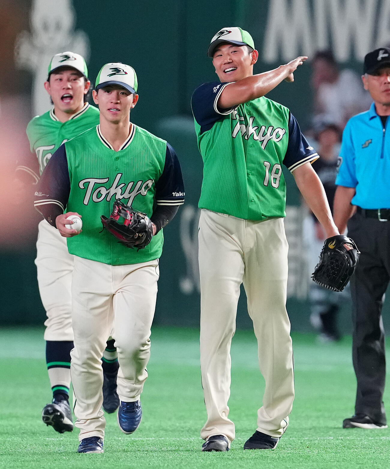 巨人対ヤクルト　8回裏を終え、二塁手内山壮真（左手前）を笑顔でねぎらうヤクルト奥川恭伸（撮影・鈴木みどり）