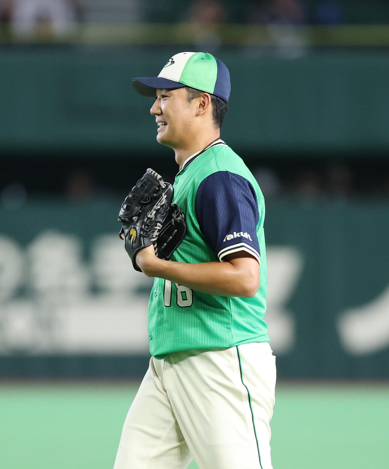 巨人対ヤクルト　8回裏、内山壮真が好捕し笑顔を見せる奥川恭伸（撮影・増田悦実）