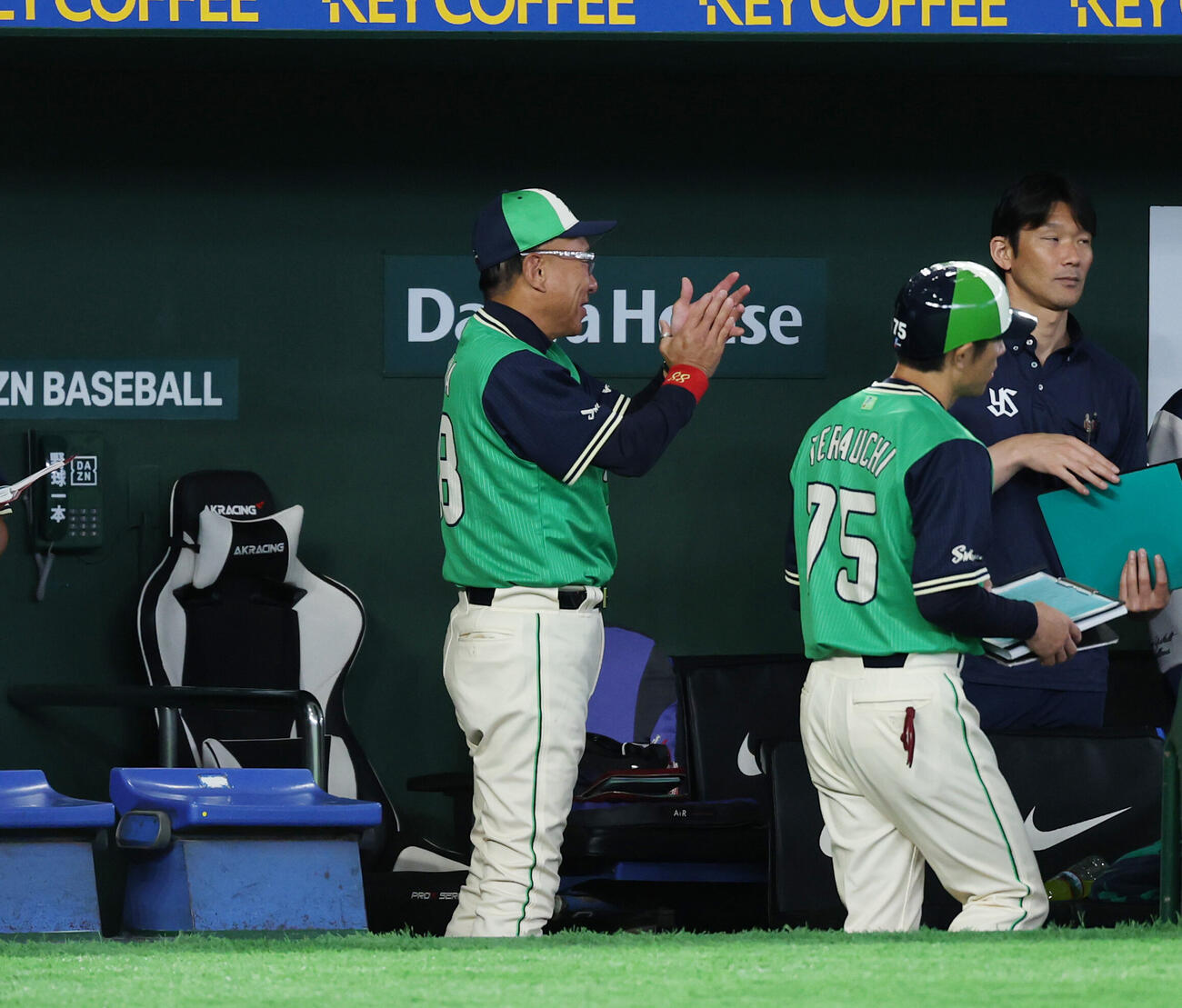 巨人対ヤクルト　8回裏、内山壮真が好捕し拍手をする池山隆寛監督（撮影・増田悦実）