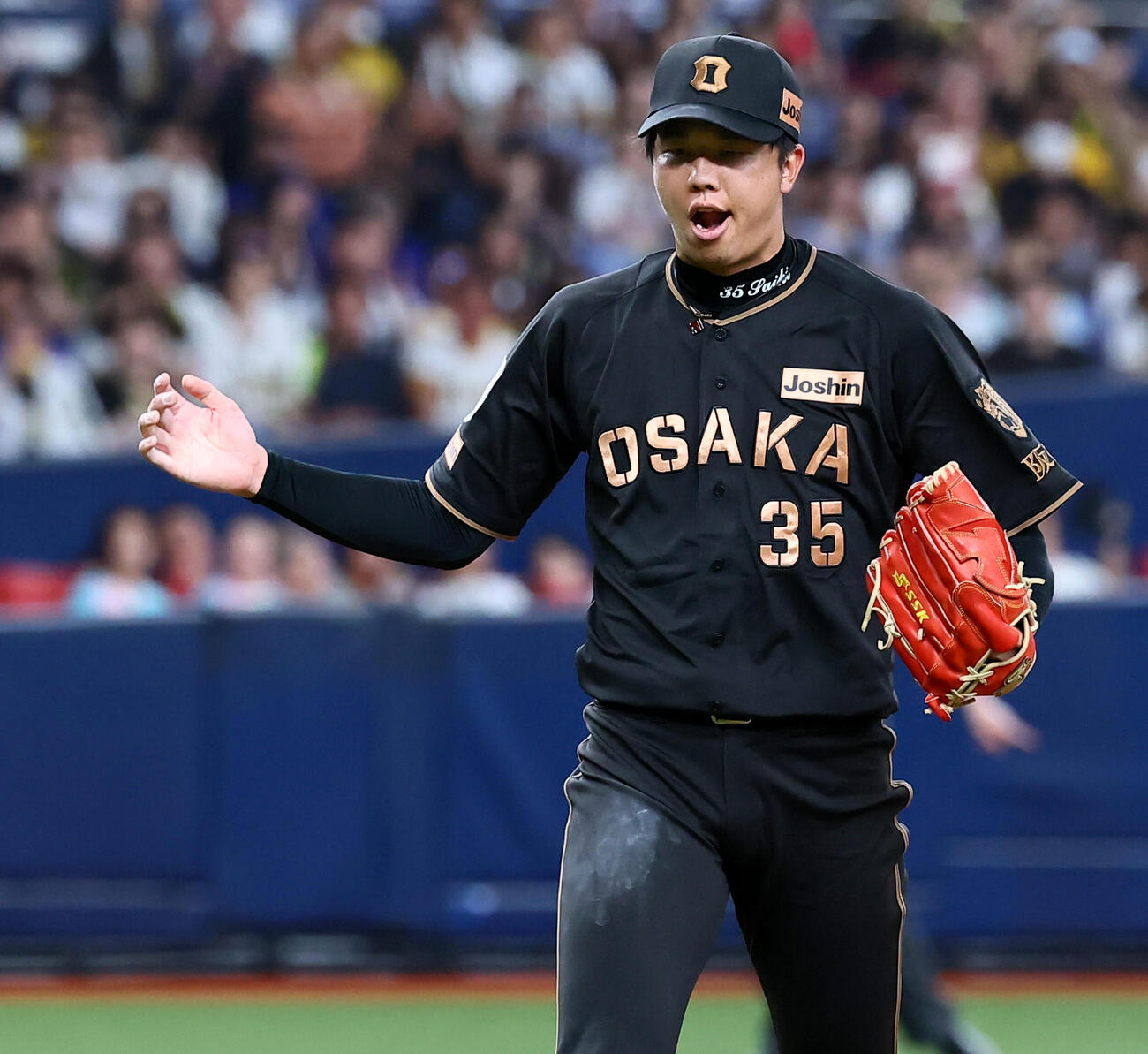 阪神対中日　8回表中日2死、才木浩人は代打ジェイソン・ボスラーを三振に仕留めグラブを叩く（撮影・加藤哉）