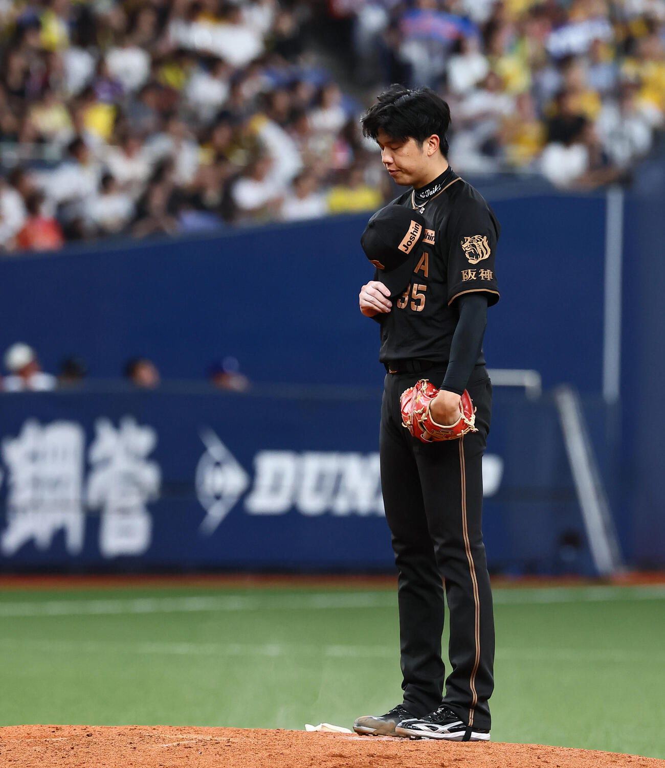 阪神対中日　7回表、マウンドで帽子を取る阪神才木浩人（撮影・加藤哉）