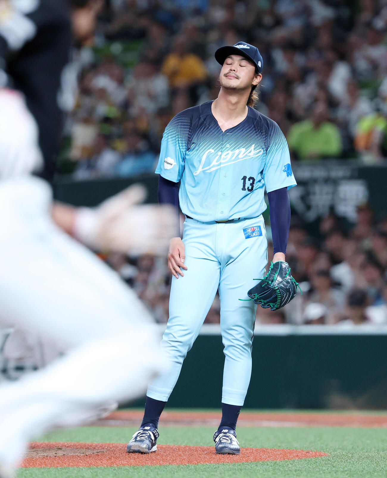 西武対ソフトバンク　4回表ソフトバンク2死二塁、山本祐大に適時二塁打を放たれ悔しそうな表情を見せる西武高橋光成（撮影・鈴木正人）