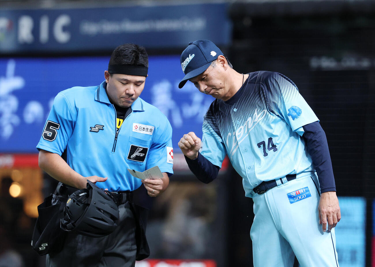 西武対ソフトバンク　7回表、投手交代を告げる西武西口文也監督（撮影・鈴木正人）