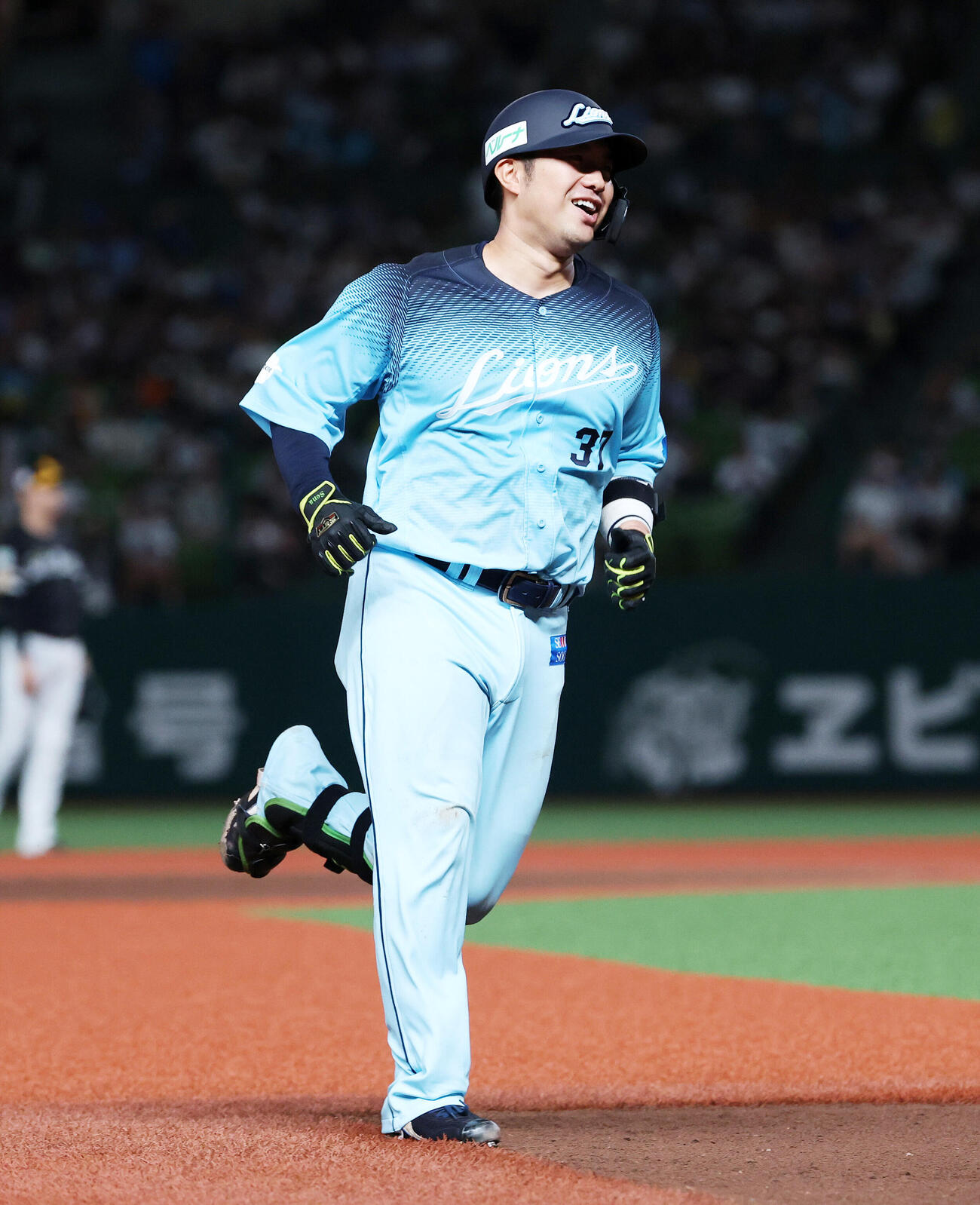 西武対ソフトバンク　5回裏西武無死、柘植世那はソロ本塁打を放ち笑顔を見せる（撮影・鈴木正人）