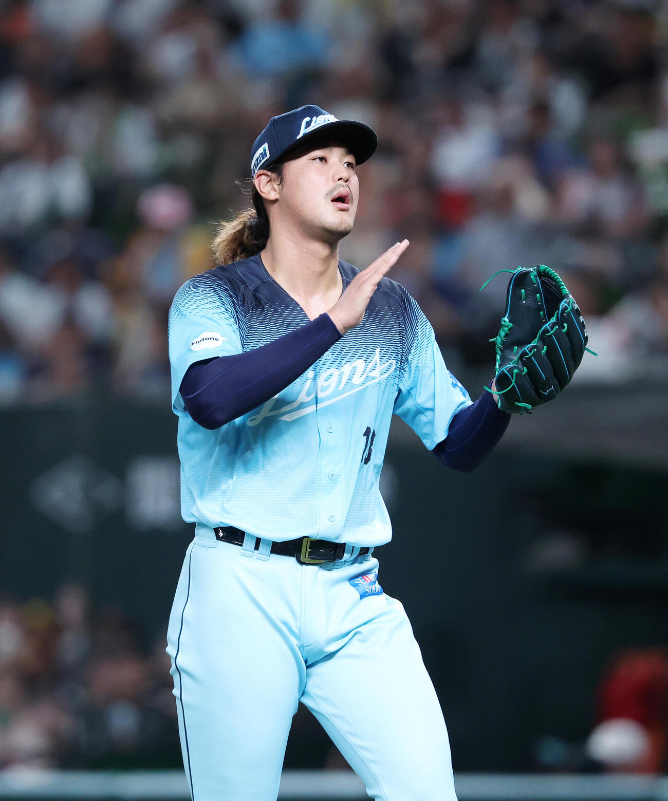 西武対ソフトバンク　2回表、ソフトバンクの攻撃を抑えベンチに引き揚げる西武高橋光成（撮影・鈴木正人）