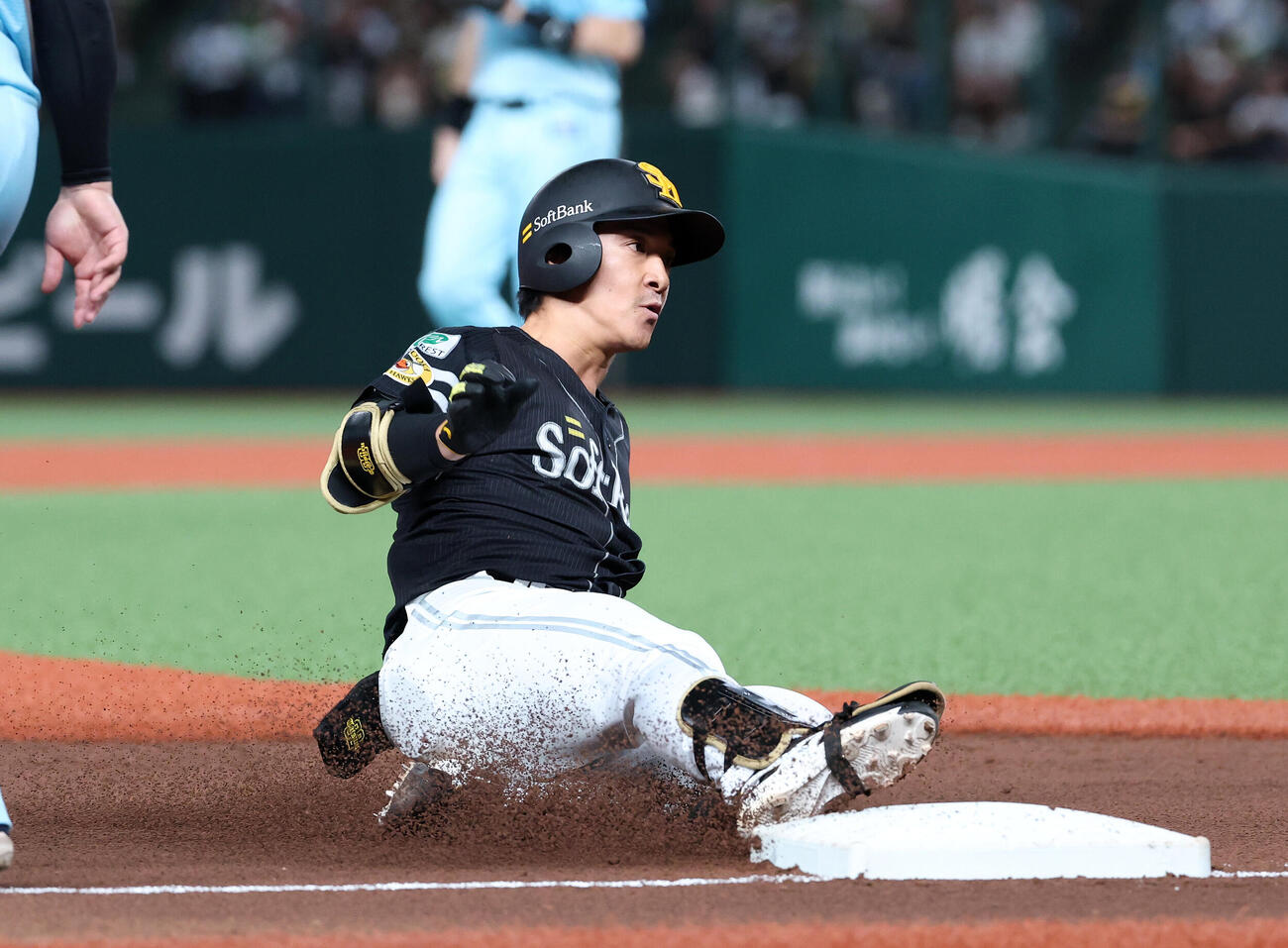 西武対ソフトバンク　7回表ソフトバンク1死二、三塁、柳町達は適時三塁打を放ち滑り込む（撮影・鈴木正人）