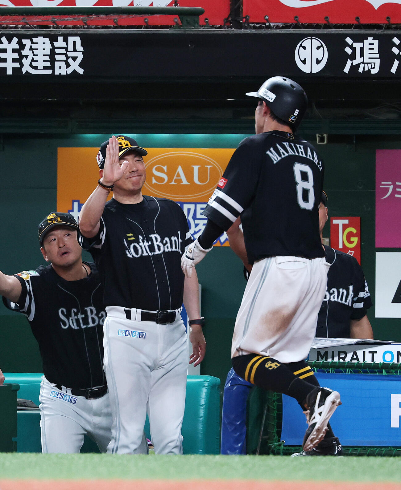 西武対ソフトバンク　8回表ソフトバンク2死一、三塁、山本祐大は適時三塁打で生還した牧原大成（右）を迎える小久保裕紀監督（撮影・鈴木正人）