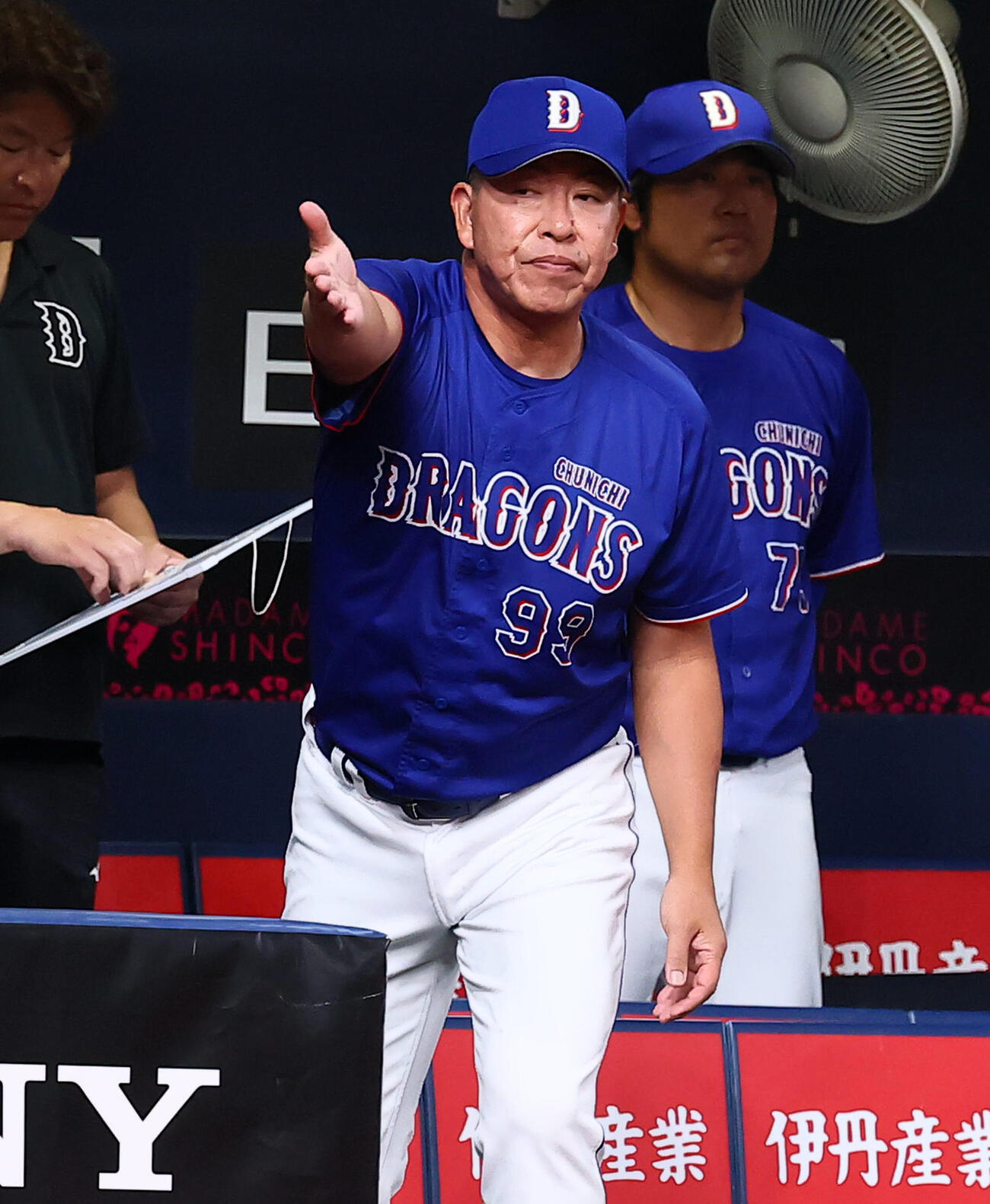 阪神対中日　8回表中日2死、井上一樹監督は代打ジェイソン・ボスラーを告げる（撮影・加藤哉）