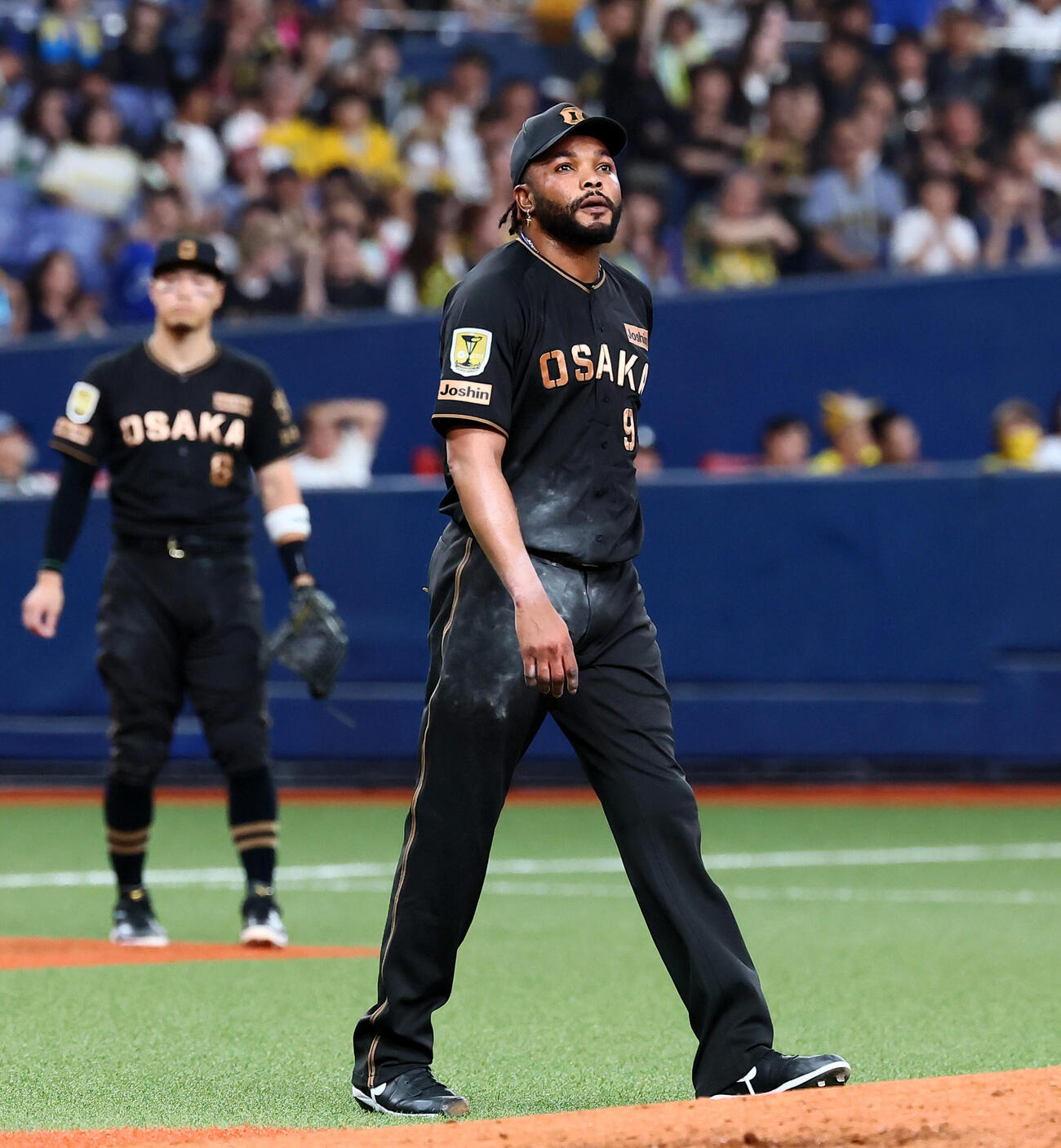 阪神対中日　9回表中日2死一、三塁、ラファエル・ドリスは代打阿部寿樹に左越え適時2点二塁打を打たれ逆転される（撮影・加藤哉）