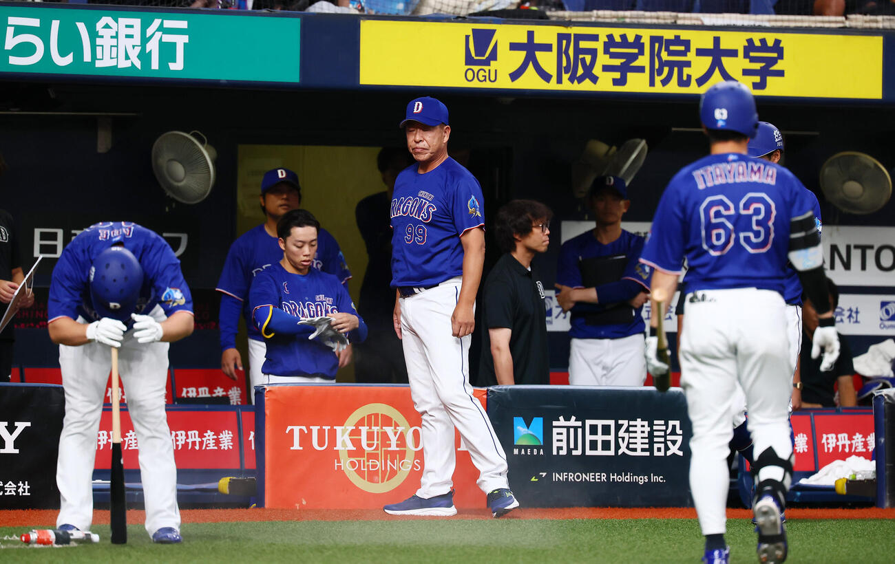 阪神対中日　9回表中日2死一、三塁、井上一樹監督は板山祐太郎に代えて代打阿部寿樹を告げる（撮影・加藤哉）