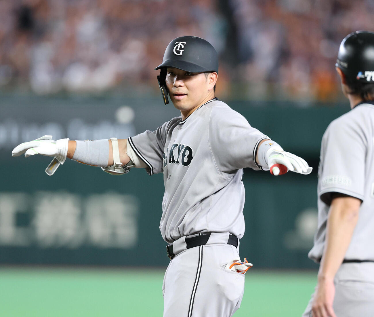 巨人対ヤクルト　2回裏巨人1死、安打を放ちポーズをする大城卓三（撮影・増田悦実）