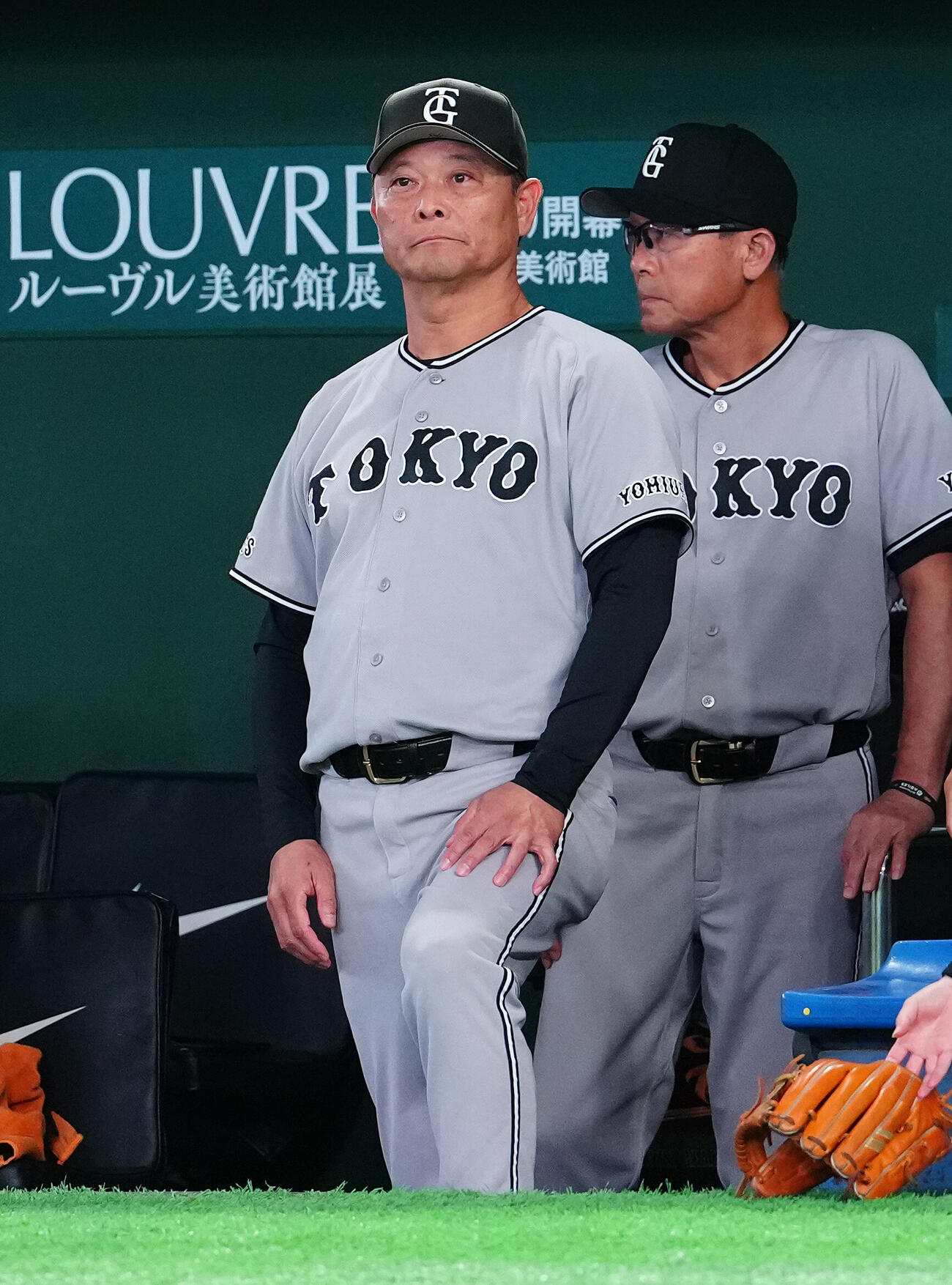 巨人対ヤクルト　ベンチから試合を見守る巨人橋上秀樹監督代行（左）（撮影・鈴木みどり）