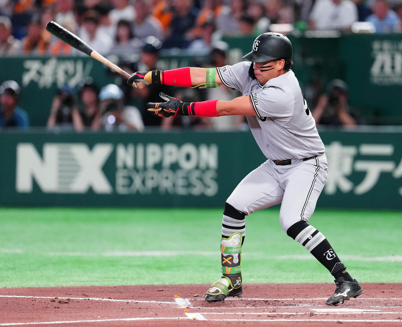 巨人対ヤクルト　1回裏巨人1死、空振り三振に倒れる知念大成（撮影・鈴木みどり）