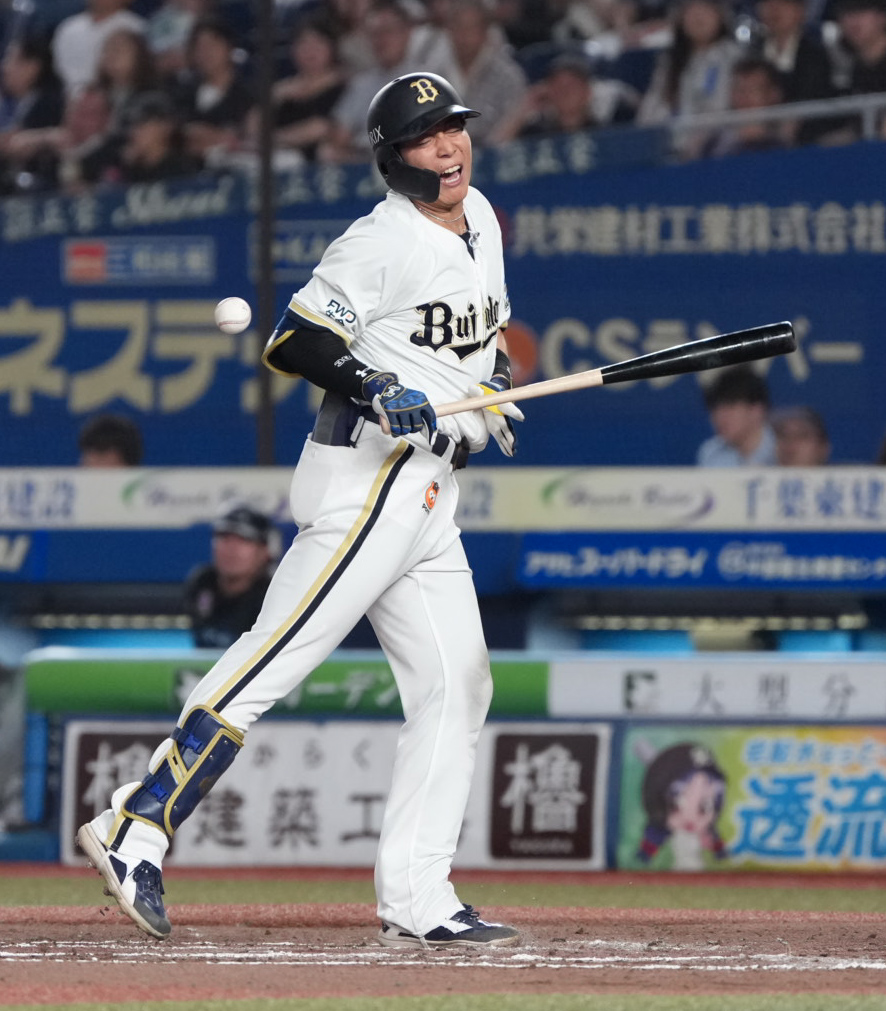 ロッテ対オリックス　8回表オリックス無死、来田涼斗は背中に死球を受ける（撮影・小沢裕）