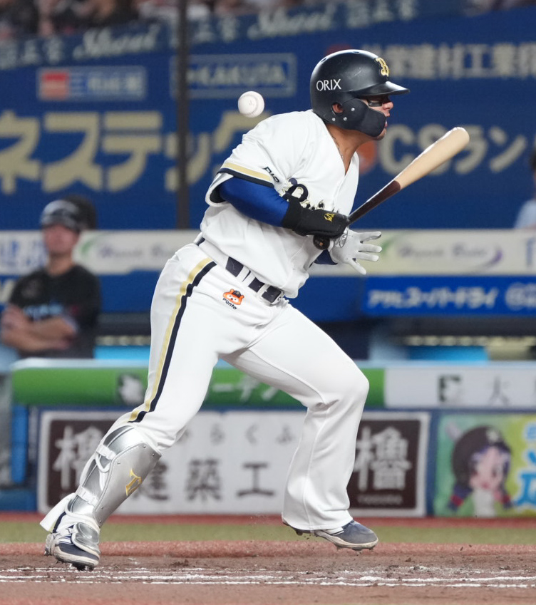 ロッテ対オリックス　8回表オリックス無死、森友哉は背中に死球を受ける（撮影・小沢裕）