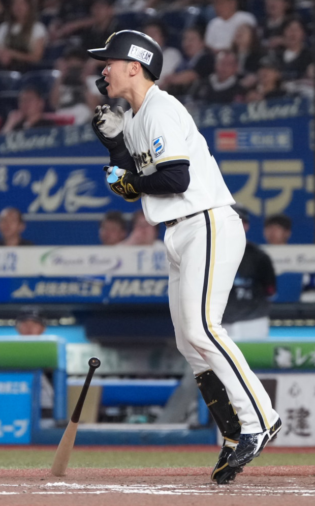 ロッテ対オリックス　8回表オリックス2死一、二塁、山中稜真は右手に死球を受ける（撮影・小沢裕）