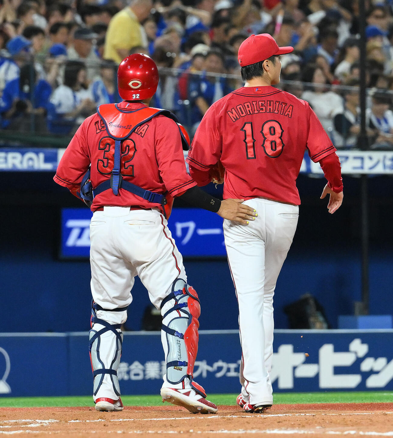 DeNA対広島　7回裏DeNA2死満塁、代打佐野恵太を二ゴロに打ち取った森下暢仁（右）は石原貴規と引き揚げる（撮影・滝沢徹郎）