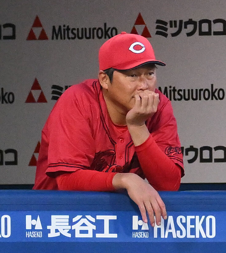 DeNA対広島　戦況を見守る広島新井貴浩監督（撮影・滝沢徹郎）
