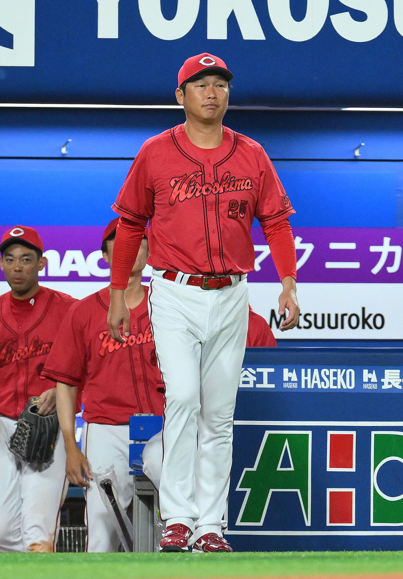 DeNA対広島　交代を告げる広島新井貴浩監督（撮影・滝沢徹郎）
