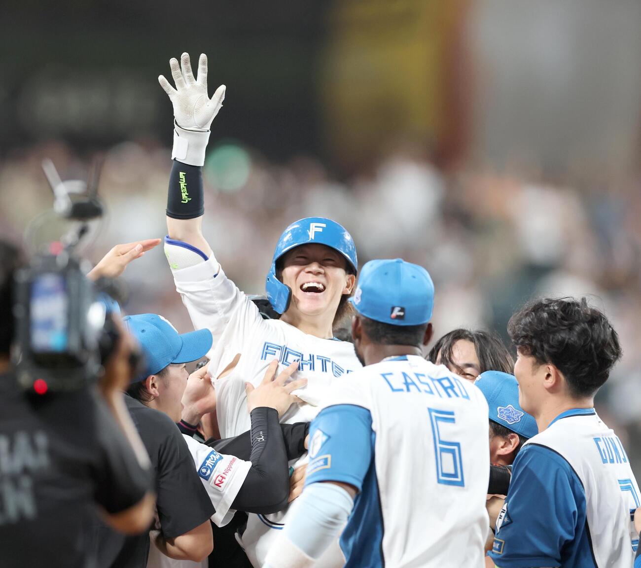 日本ハム対楽天　9回裏、サヨナラにつながる右前打を放った日本ハム矢沢宏太はナインに担ぎ上げられ笑顔（撮影・黒川智章）
