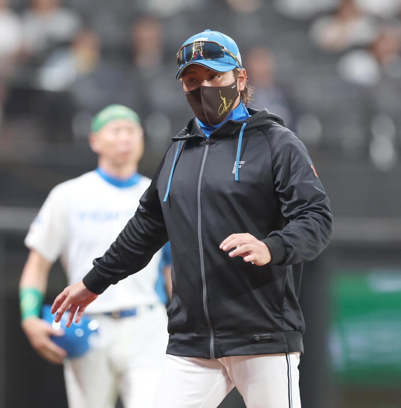 日本ハム対楽天　選手交代を告げる新庄剛志監督（撮影・黒川智章）