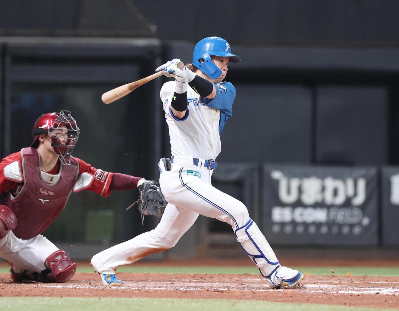 日本ハム対楽天　9回裏日本ハム1死一、二塁、サヨナラに結び付く右前打を放つ矢沢宏太（撮影・黒川智章）