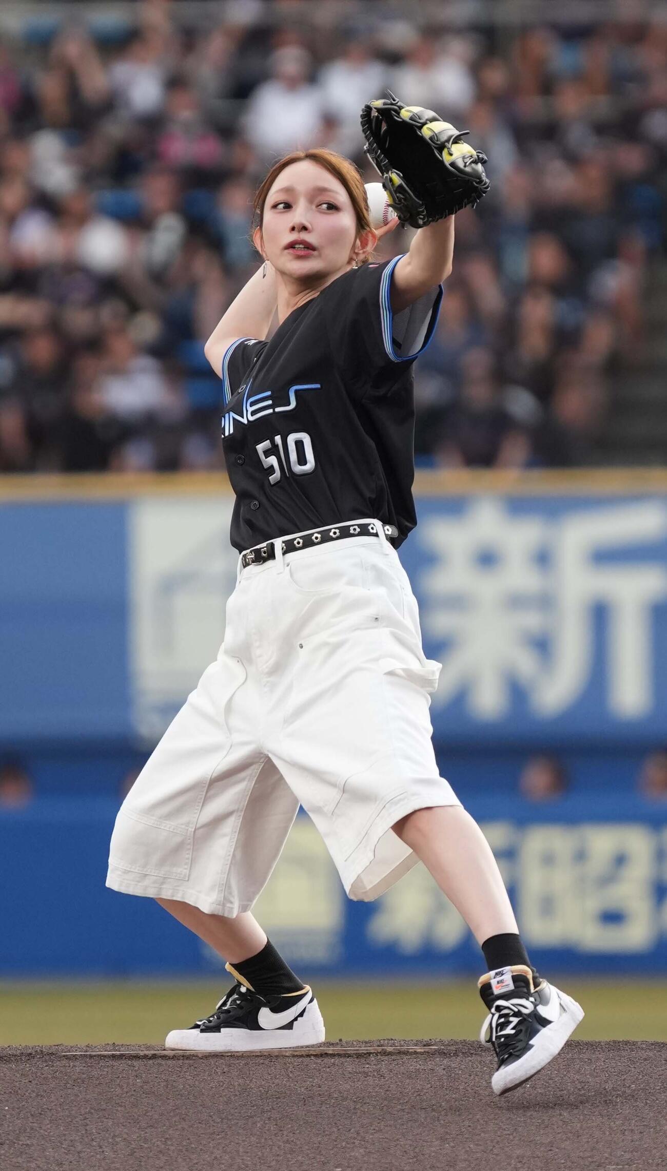 ロッテ対オリックス　ファーストピッチセレモニーに臨む後藤真希（撮影・小沢裕）