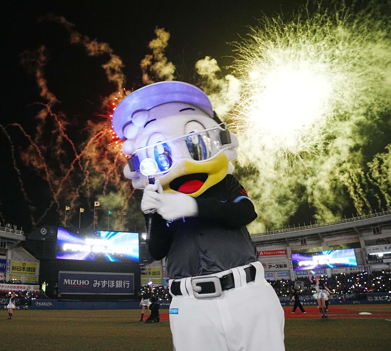 ロッテ対オリックス　夏の夜空を彩るZOZOマリンの花火にロッテの球団マスコット、マー君も大はしゃぎ（撮影・小沢裕）