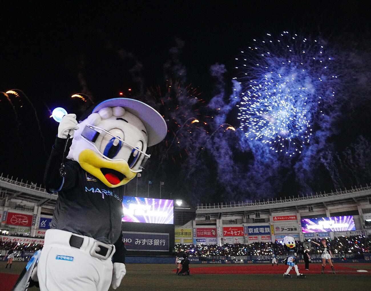 ロッテ対オリックス　夏の夜空を彩るZOZOマリンの花火にロッテの球団マスコット、マー君も大はしゃぎ（撮影・小沢裕）
