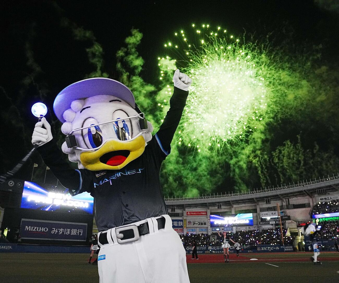 ロッテ対オリックス　夏の夜空を彩るZOZOマリンの花火にロッテの球団マスコット、マー君も大はしゃぎ（撮影・小沢裕）
