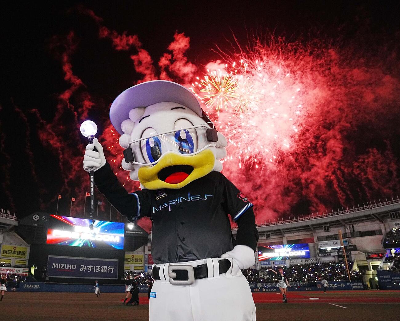 ロッテ対オリックス　夏の夜空を彩るZOZOマリンの花火にロッテの球団マスコット、マー君も大はしゃぎ（撮影・小沢裕）