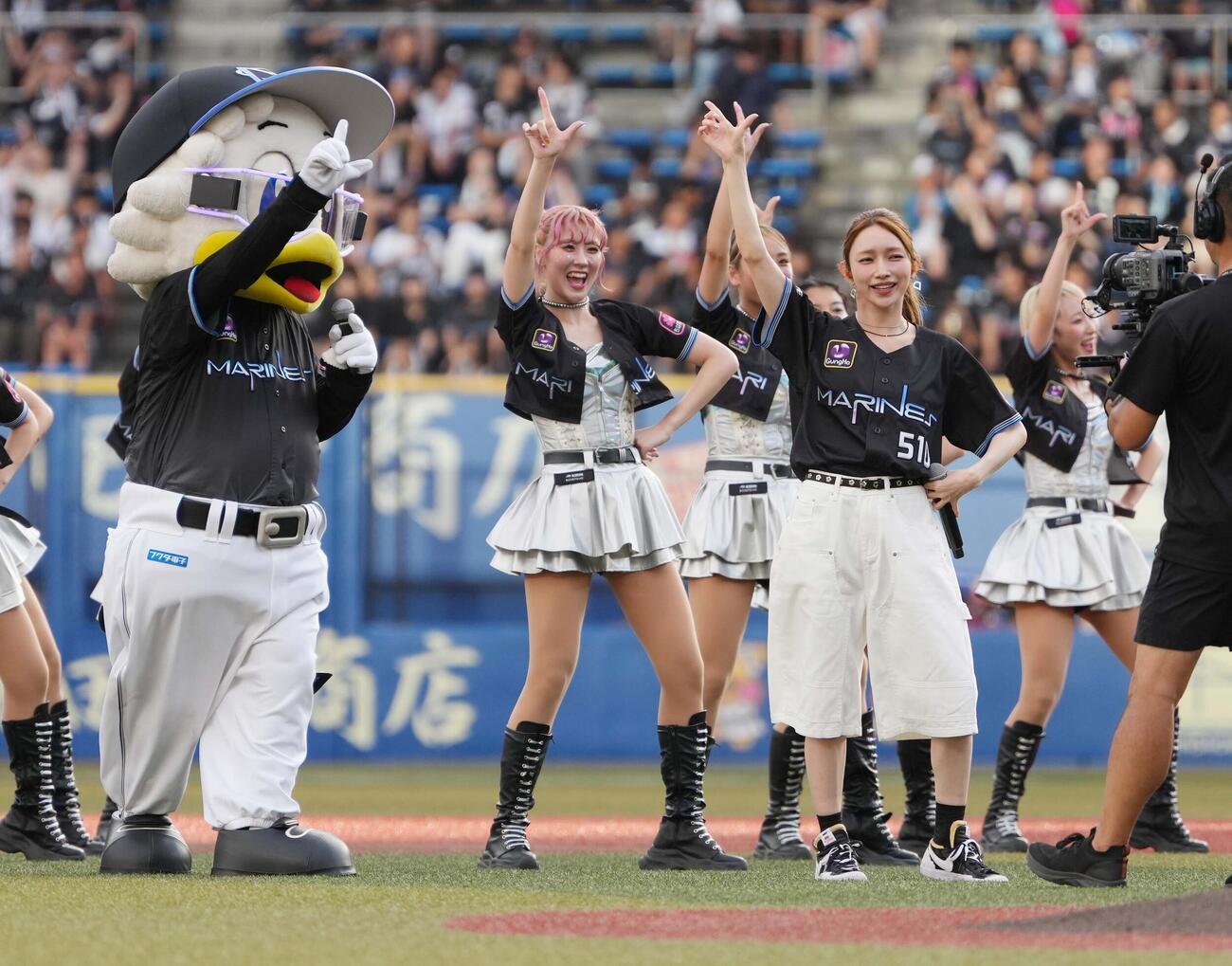 ロッテ対オリックス　スペシャルライブで熱唱する後藤真希（撮影・小沢裕）