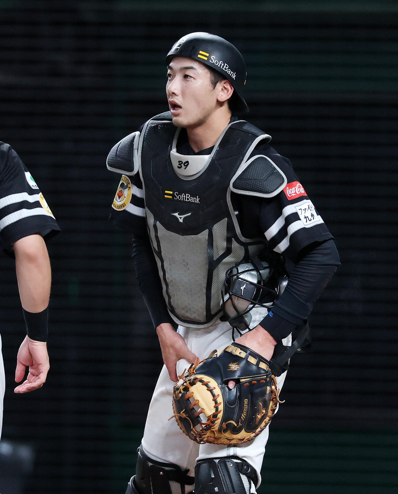 西武対ソフトバンク　9回裏、ファールチップが当たり痛がるソフトバンク山本祐大（撮影・鈴木正人）