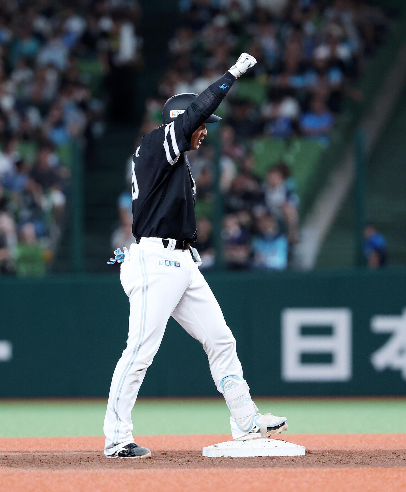 西武対ソフトバンク　4回表ソフトバンク2死二塁、山本祐大は適時二塁打を放ちガッツポーズ（撮影・鈴木正人）