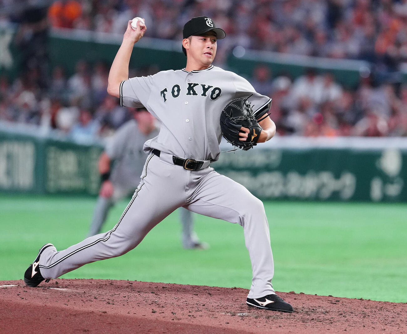 巨人対ヤクルト　8回表から2番手で登板した巨人堀田賢慎（撮影・鈴木みどり）
