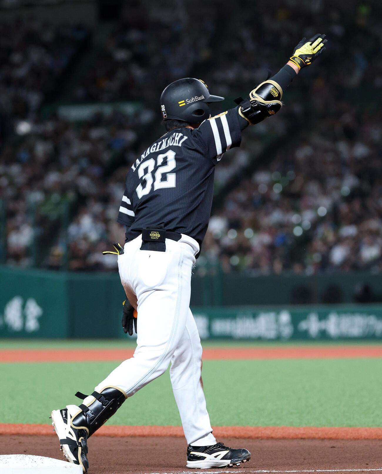 西武対ソフトバンク　7回表ソフトバンク1死二、三塁、柳町達は適時三塁打を放ちポーズを決める（撮影・鈴木正人）