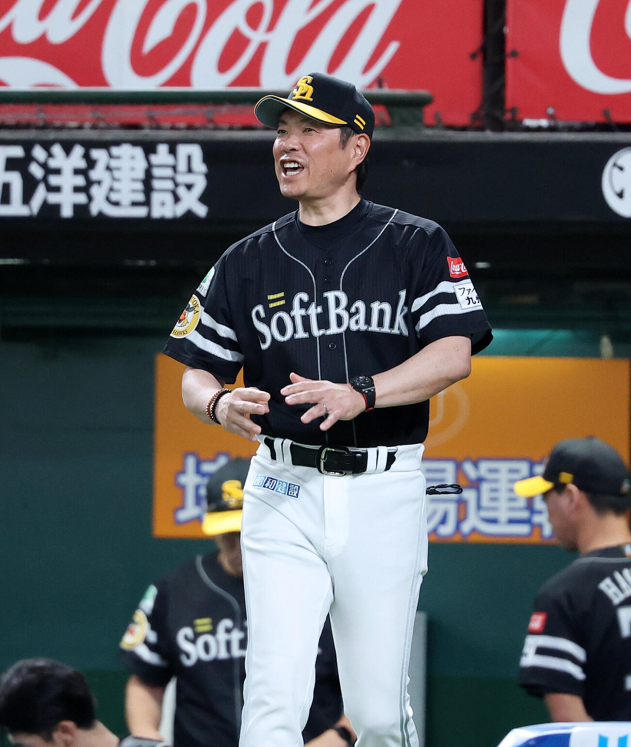 西武対ソフトバンク　7回裏、選手交代を告げに向かうソフトバンク小久保裕紀監督（撮影・鈴木正人）
