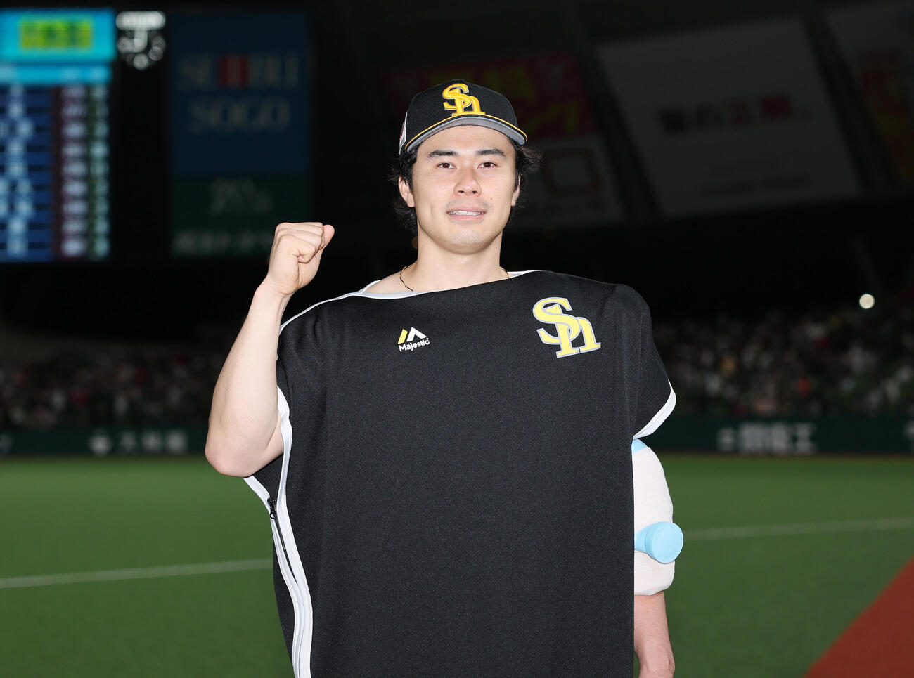 西武対ソフトバンク　勝利しガッツポーズするソフトバンク松本晴（撮影・鈴木正人）