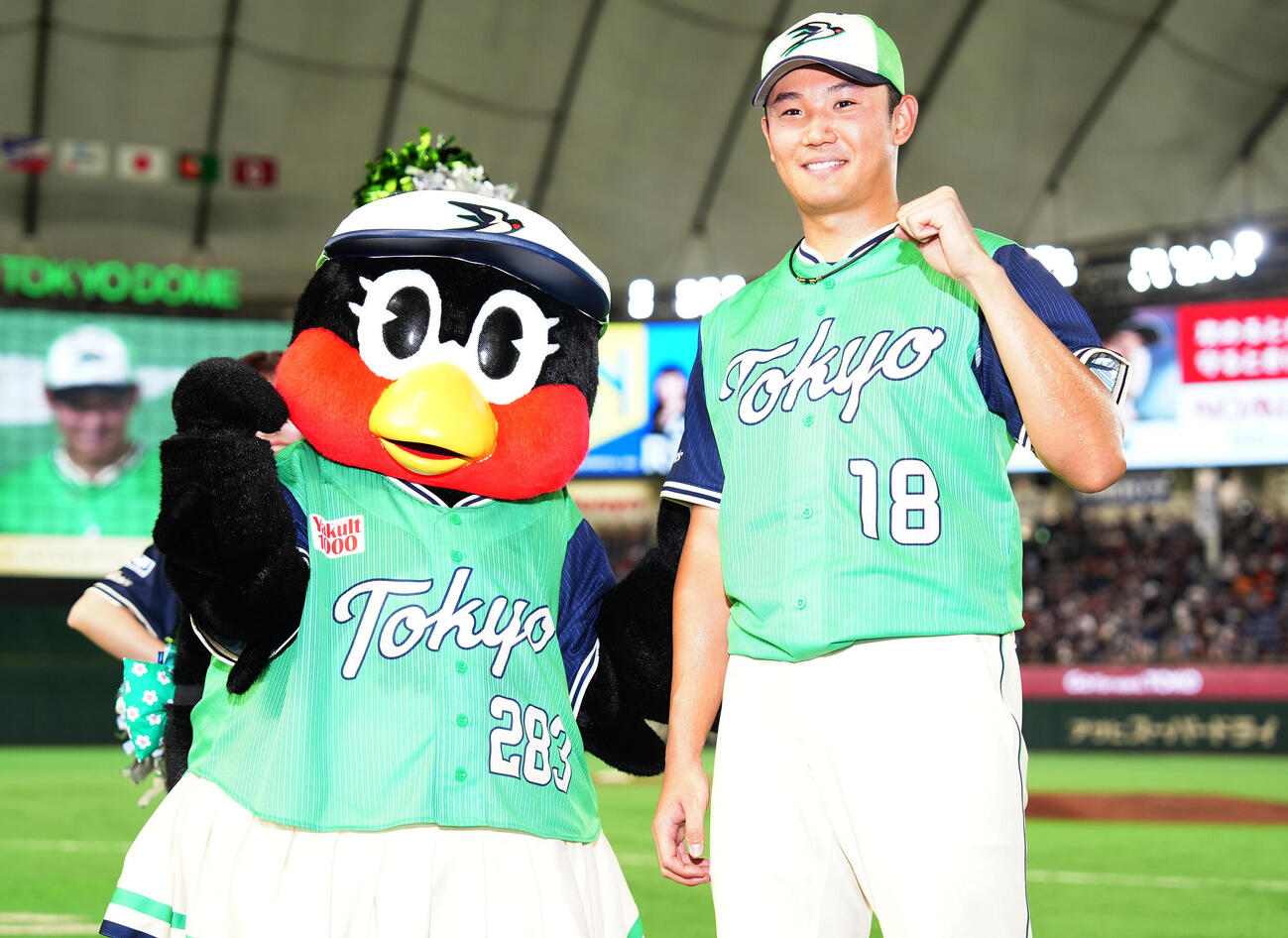 巨人対ヤクルト　巨人に完封勝利し、つばみと笑顔で写真に納まるヤクルト奥川恭伸（撮影・鈴木みどり）