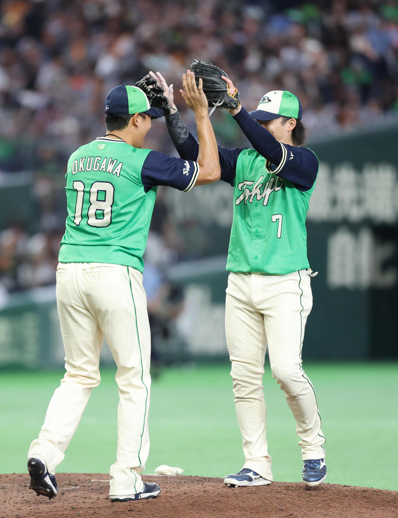 巨人対ヤクルト　完封勝利し本塁打を放った長岡秀樹（右）とハイタッチを交わす奥川恭伸（撮影・増田悦実）