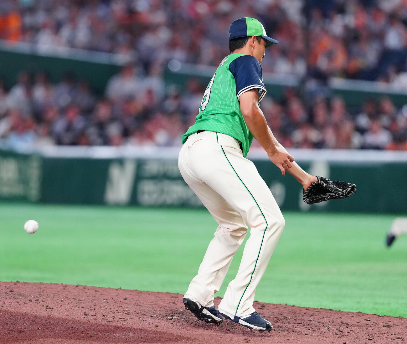 巨人対ヤクルト　6回裏巨人2死、浦田俊輔の打球に反応するも捕れず、安打を許す奥川恭伸（撮影・鈴木みどり）