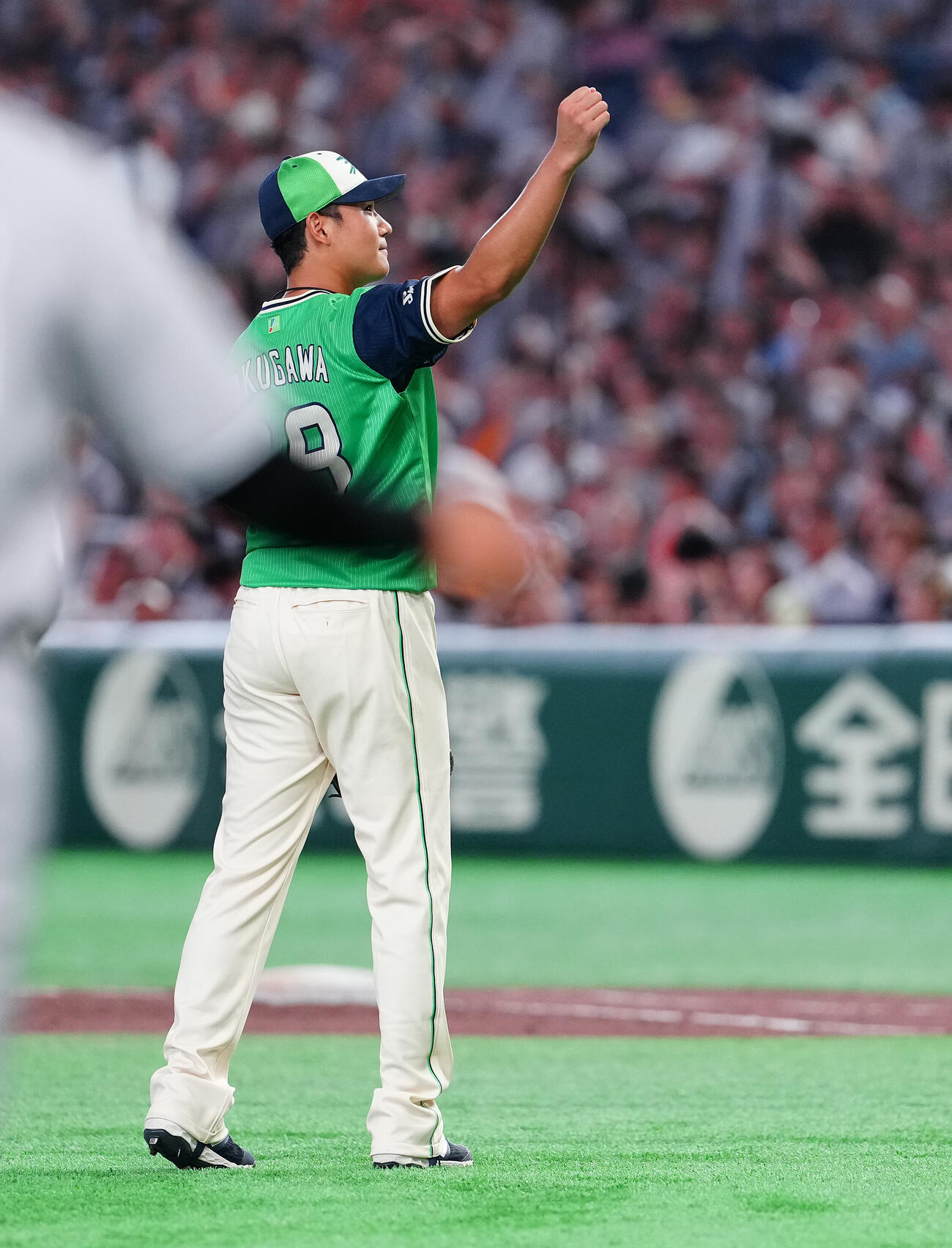 巨人対ヤクルト　巨人に完封勝利し、ガッツポーズするヤクルト奥川恭伸（撮影・鈴木みどり）