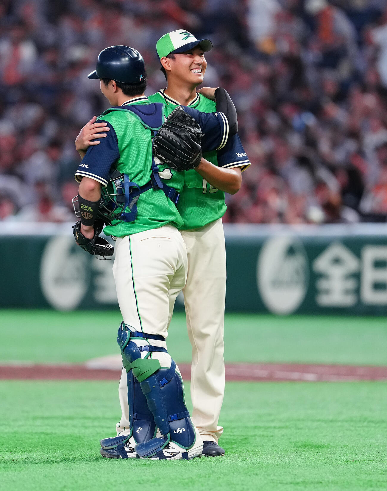 巨人対ヤクルト　巨人に完封勝利し、古賀優大（左）と抱き合って喜ぶヤクルト奥川恭伸（撮影・鈴木みどり）